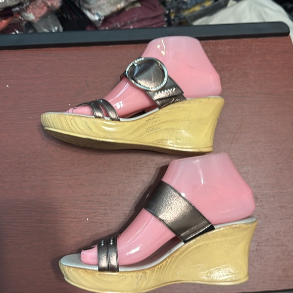 Onex Sandals with Metallic Straps and Open Toe - Picture 3 of 5